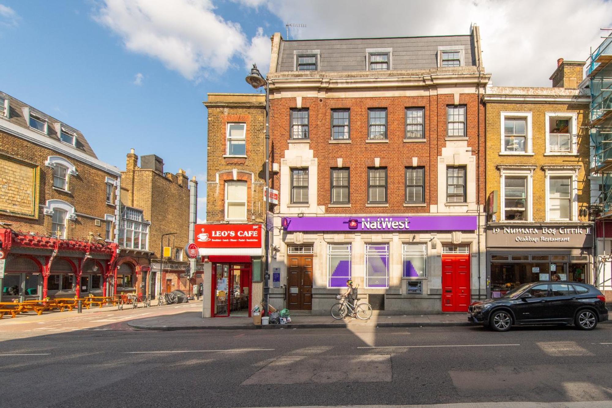 Unique 2 Bedroom Flat On Stoke Newington High Street Londra